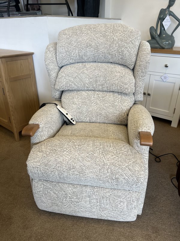 Petite Riser Recliner Chair