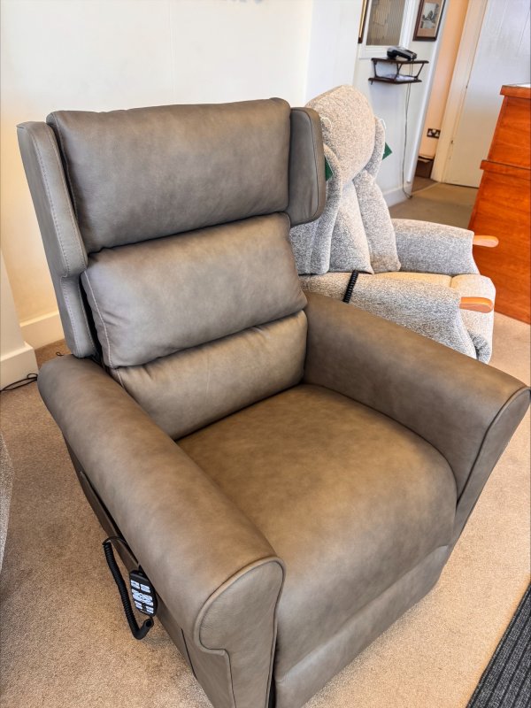Grande Flynn quad motor leather riser recliner